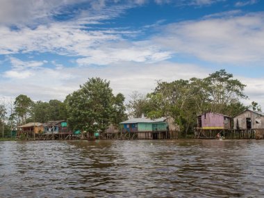 Amazon nehri, Peru - 11 Mayıs 2016: Amazon Nehri kıyısında küçük bir köy