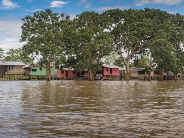 Amazon nehri, Peru - 11 Mayıs 2016: Amazon Nehri kıyısında küçük bir köy