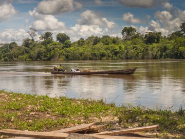 Amazon nehri, Brazil: - 07 Mayıs 2016: Amazon nehri üzerinde halk ile küçük tekne