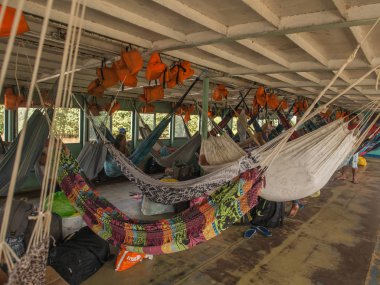 Amazon nehri, Peru - 12 Mayıs 2016: Güzel, renkli hamak kargo teknede.