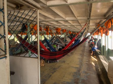 Amazon nehri, Peru - 12 Mayıs 2016: Güzel, renkli hamak kargo teknede.