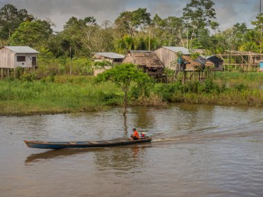 Amazon Nehri, Peru - 12 Mayıs 2016: Amazon Nehri kıyısında küçük bir köy