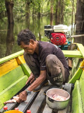 Jaguar lagün, Brezilya - 7 Mayıs 2016: Amazonlar ormanda yemek hazırlama