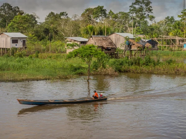 Amazon Nehri, Peru - 12 Mayıs 2016: Amazon Nehri kıyısında küçük bir köy