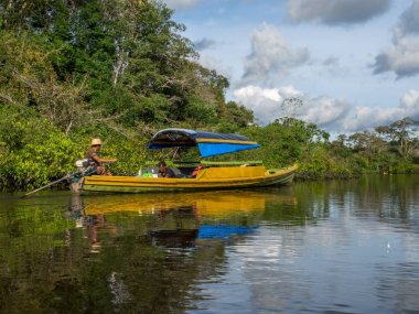 Tungurunda, Brezilya - 8 Mayıs 2016: Amazon nehri üzerinde küçük tekne önde gelen yerli