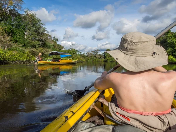 Faire du kayak dans la jungle — Photo