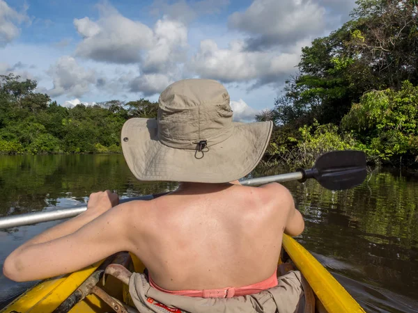 Faire du kayak dans la jungle — Photo