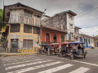 Iquitos, Peru - 14 Mayıs 2016: çeşitli rickshaws bir sokakta küçük bir kasaba.