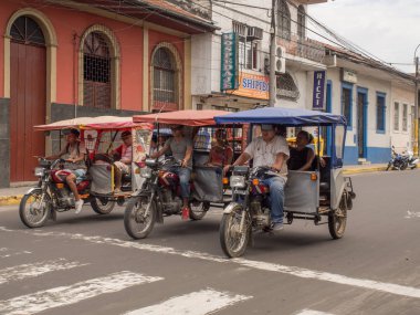 Iquitos, Peru - 14 Mayıs 2016: çeşitli rickshaws bir sokakta küçük bir kasaba.