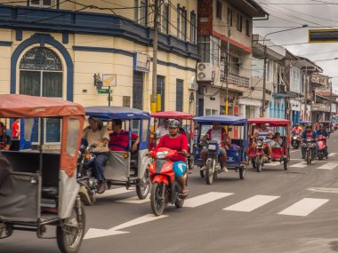 Iquitos, Peru - 14 Mayıs 2016: çeşitli rickshaws bir sokakta küçük bir kasaba.
