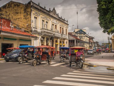 Bir sokakta rickshaws