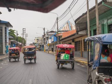 Bir sokakta rickshaws