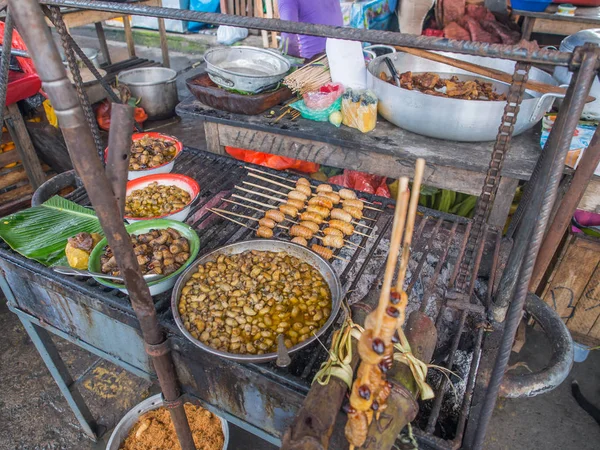 Daging dijual di pasar. — Stok Foto