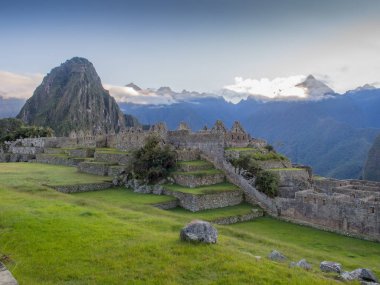 Machu Picchu, Peru - 22 Mayıs 2016: Machu Picchu, görünüm Wayna Picchu antik Inka sitesiyle gösterilen / Huayna Picchu arkasında.
