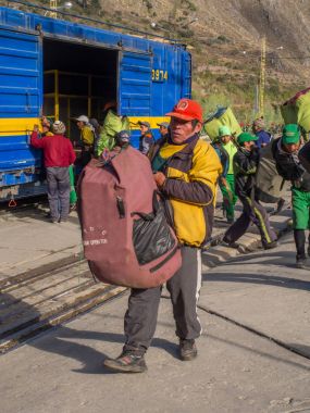 Yerel halkın tren boşaltma