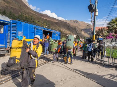 Yerel halkın tren boşaltma