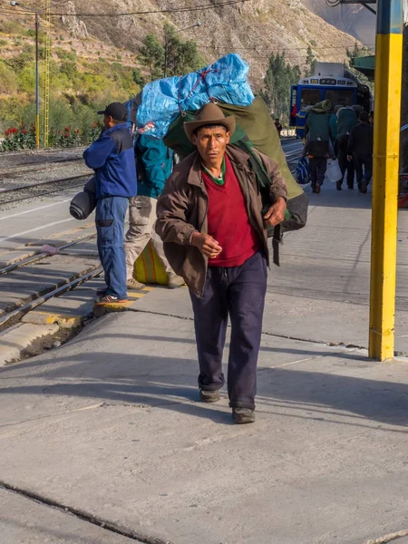 Ollantaytambo Peru Maja 2016 Mieszkańcy Deboarding Perurail Dworca Kolejowego Mieście — Zdjęcie stockowe