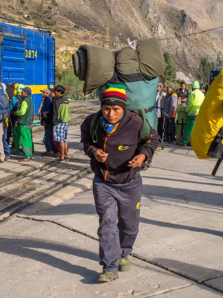 Ollantaytambo Peru Mai 2016 Einheimische Steigen Bahnhof Ollantaytambo Aus Dem — Stockfoto