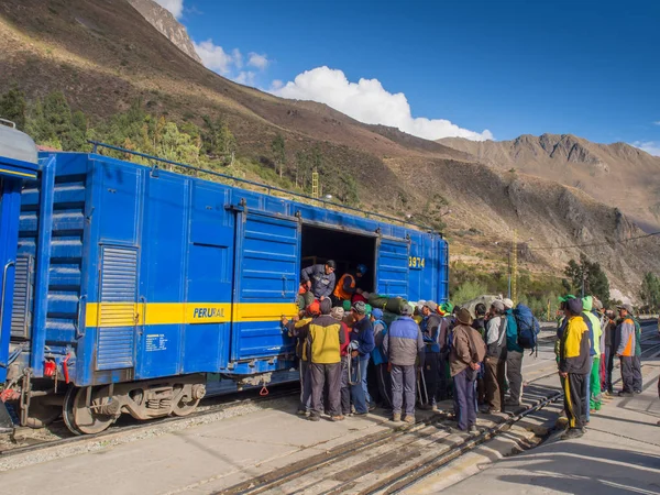 Ollantaytambo Pérou Mai 2016 Des Habitants Débarquent Train Perurail Gare — Photo