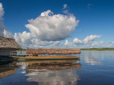 Iquitos, Peru - 16 Mayıs 2016: Seçkin Restoran Amazon nehri Merkezi.