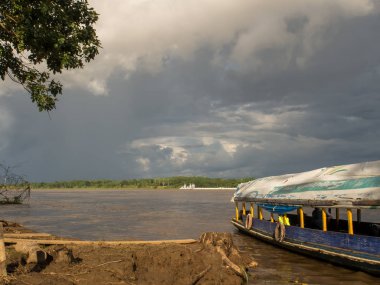 Iquitos, Peru - 15 Mayıs 2016: Amazon Nehri Peru Amazon yağmur ormanlarında görünümünü
