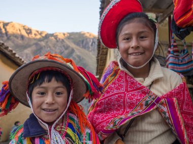 Ollantaytambo, Peru - 20 Mayıs 2016: Çocuk Pisac piyasada renkli, halk kostümleri