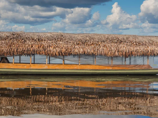 Barco Refletido Rio Amazonas Final Tarde Perto Iquitos Peru — Fotografia de Stock
