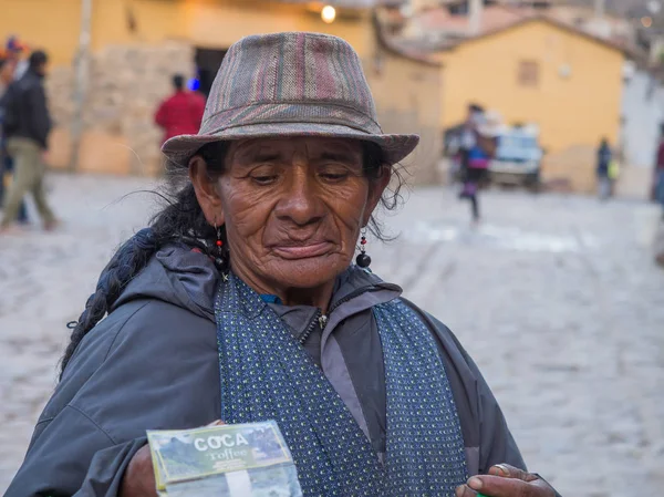 Woman selling coca — Stock Photo, Image