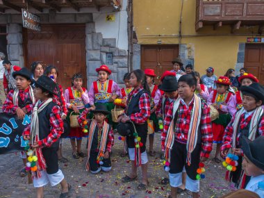 Pisac, Peru - 19 Mayıs 2016: Çocuk Pisac piyasada renkli, halk kostümleri