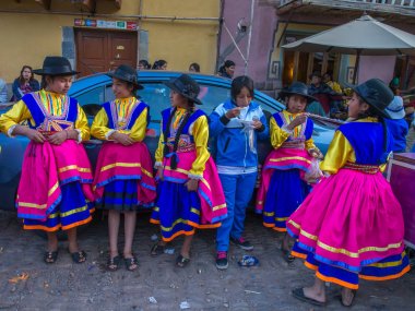 Pisac, Peru - 19 Mayıs 2016: Çocuk Pisac piyasada renkli, halk kostümleri