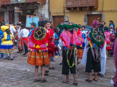Pisac, Peru - 19 Mayıs 2016: Çocuk Pisac piyasada renkli, halk kostümleri