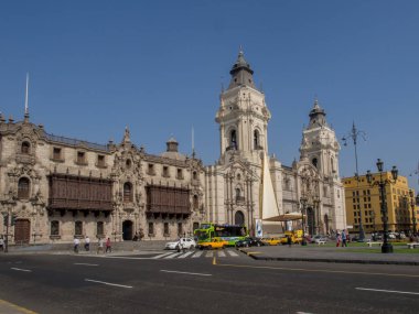Lima, Peru - 27 Mayıs 2016: Güzel binalar şehrin ana Meydanı yakınındaki.