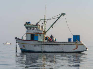 Paracas, Peru - 25 Mayıs 2016: Pisco limanına tekne balıkçılar dönüş.