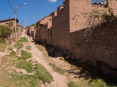 Maraş, Peru - 20 Mayıs 2016: Peru küçük köyde yerel yol.