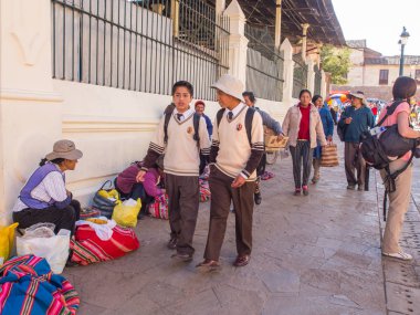 Cusco, Peru - 27 Mayıs 2016: Cusco sokakta yürürken üniforma giyen okul çocuklar