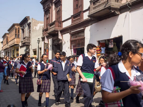 Lima Peru Května 2016 Děti Školy Nosí Uniformy Chůzi Ulici — Stock fotografie