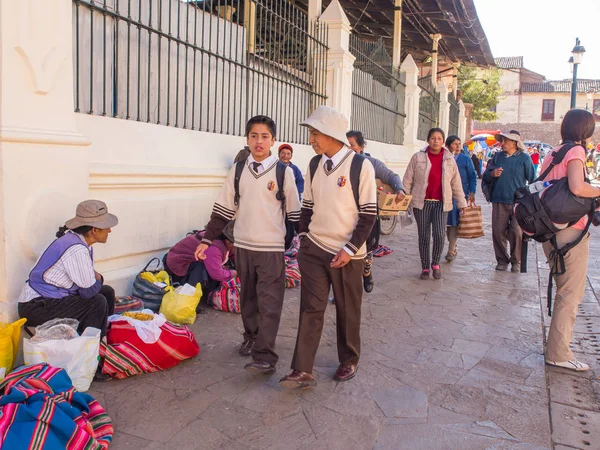 Cusco Peru Květen 2016 Děti Školy Nosí Uniformy Chůzi Ulici — Stock fotografie