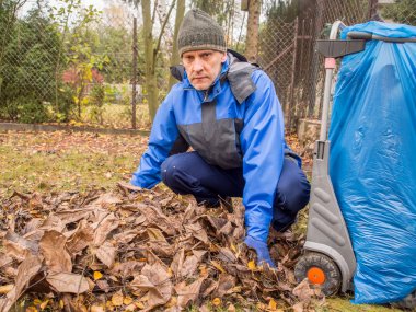 Bir bahçede çalışan adam. Sonbahar