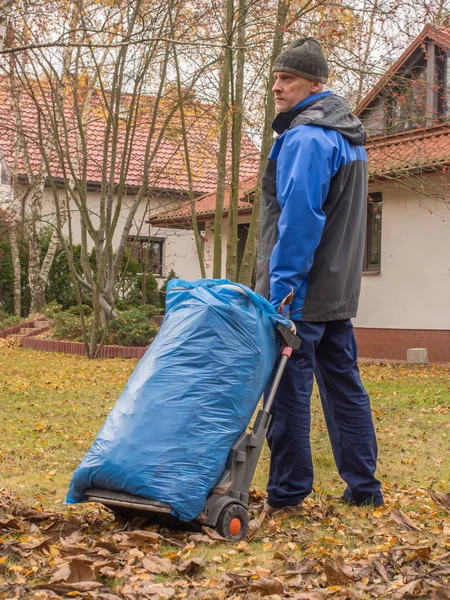 Man working in a garden. Autumn — Stock Photo, Image