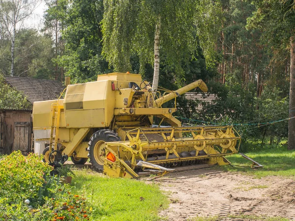 Yellow harvester — Zdjęcie stockowe