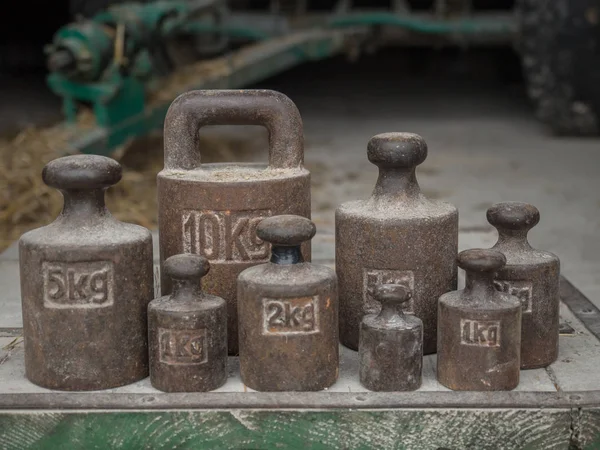 Oude Metalen Gewichten Van Verschillende Grootte Voor Een Schaal — Stockfoto