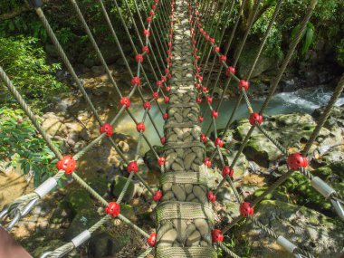 Halat köprü üzerinde bir nehir Moakong Hills.