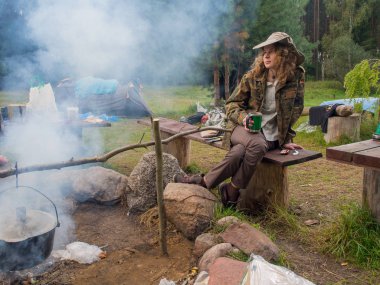 şömine başında genç kadın