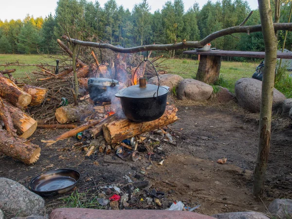 Vaření Jídla Táborovém Ohni Kovových Nádobách Během Výletu Kanoích — Stock fotografie