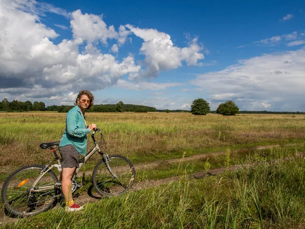 Mulher em uma bicicleta — Fotografia de Stock