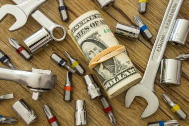 El aletleri ve para iyon ahşap masa