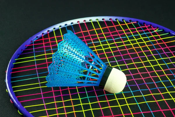 Badminton-Ausrüstung mit schwarzem Hintergrund — Stockfoto