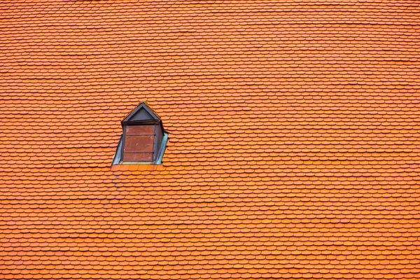 Красная крыша с закрытым окном, детали — стоковое фото