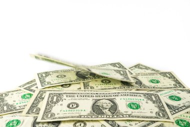 Beyaz arka plan ile düşen dolar