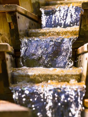 Su ile ahşap merdiven